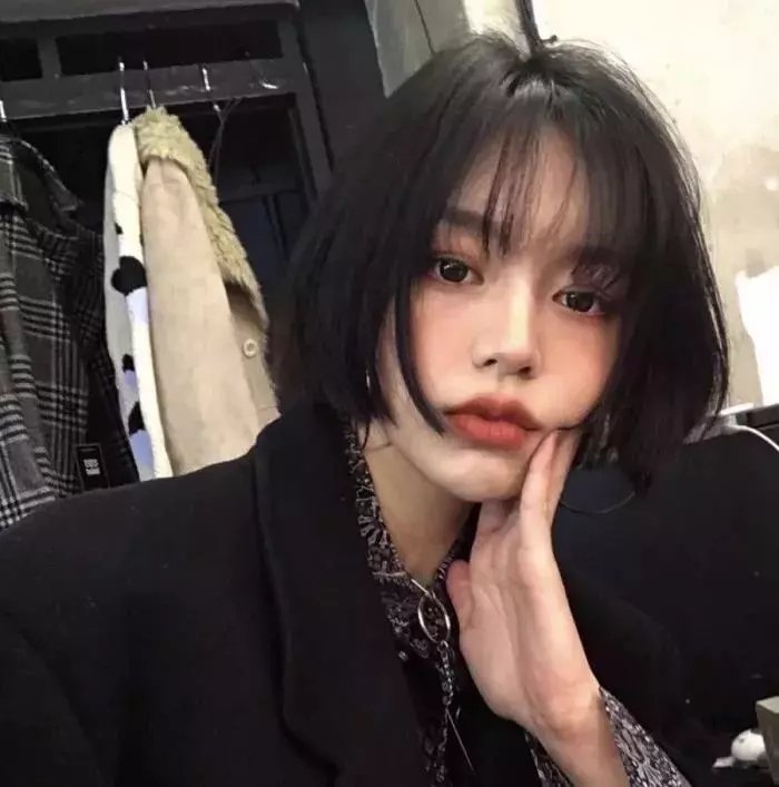 随盲柳入眠的女人